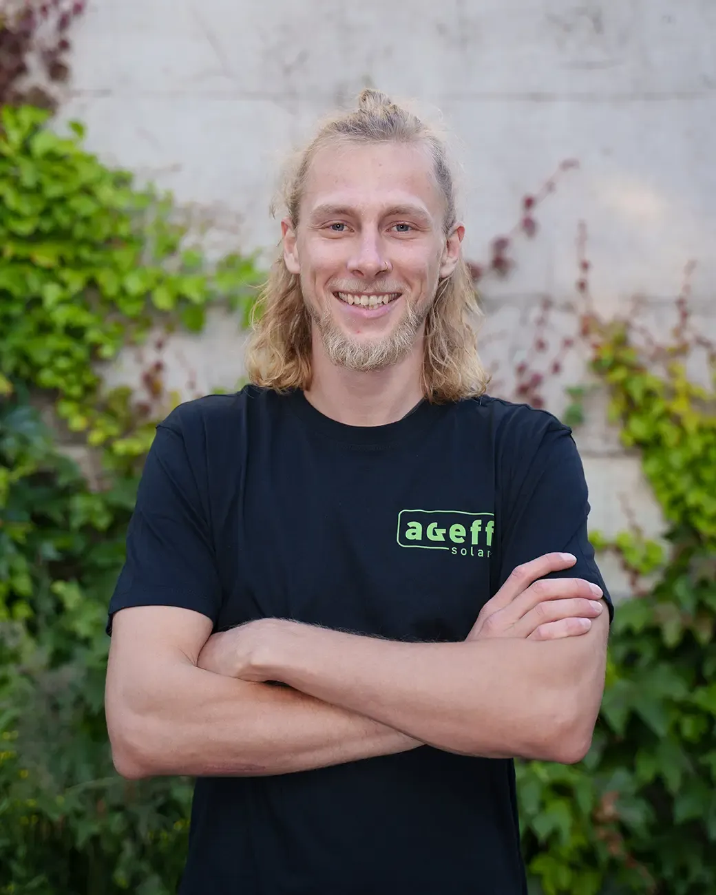 Porträt eines AGEFF Solar Teammitglieds im Firmen-T-Shirt