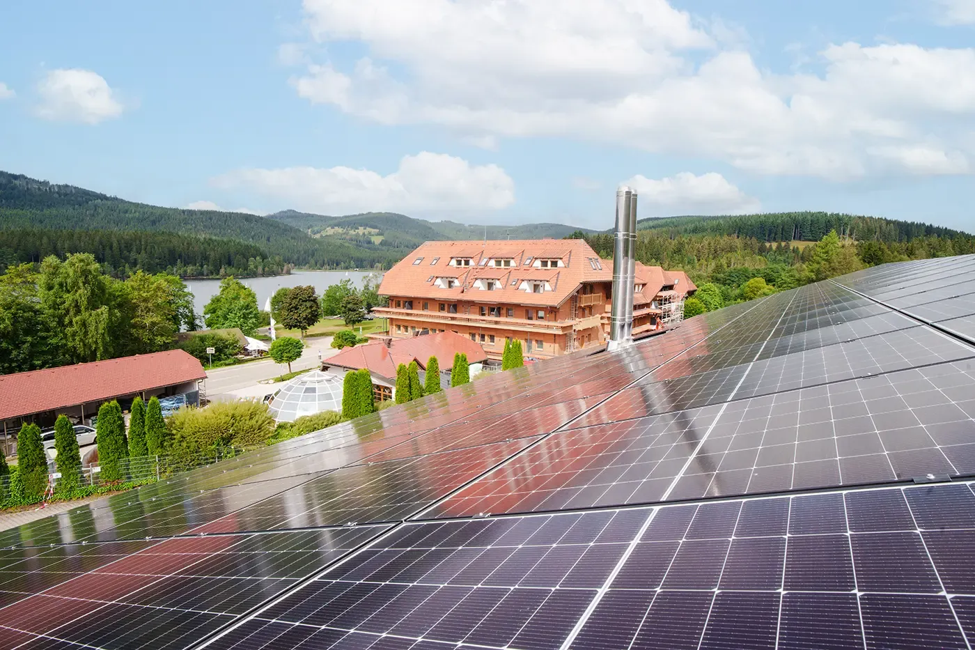 Photovoltaikanlage auf einem Dach am Schluchsee