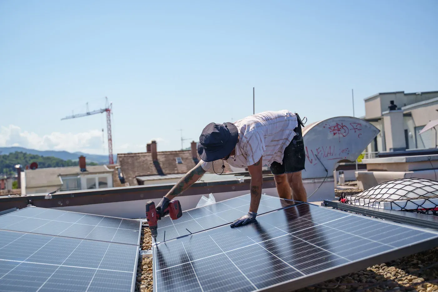 AGEFF Solarmonteur befestigt ein Photovoltaikmodul auf einem Dach in Freiburg