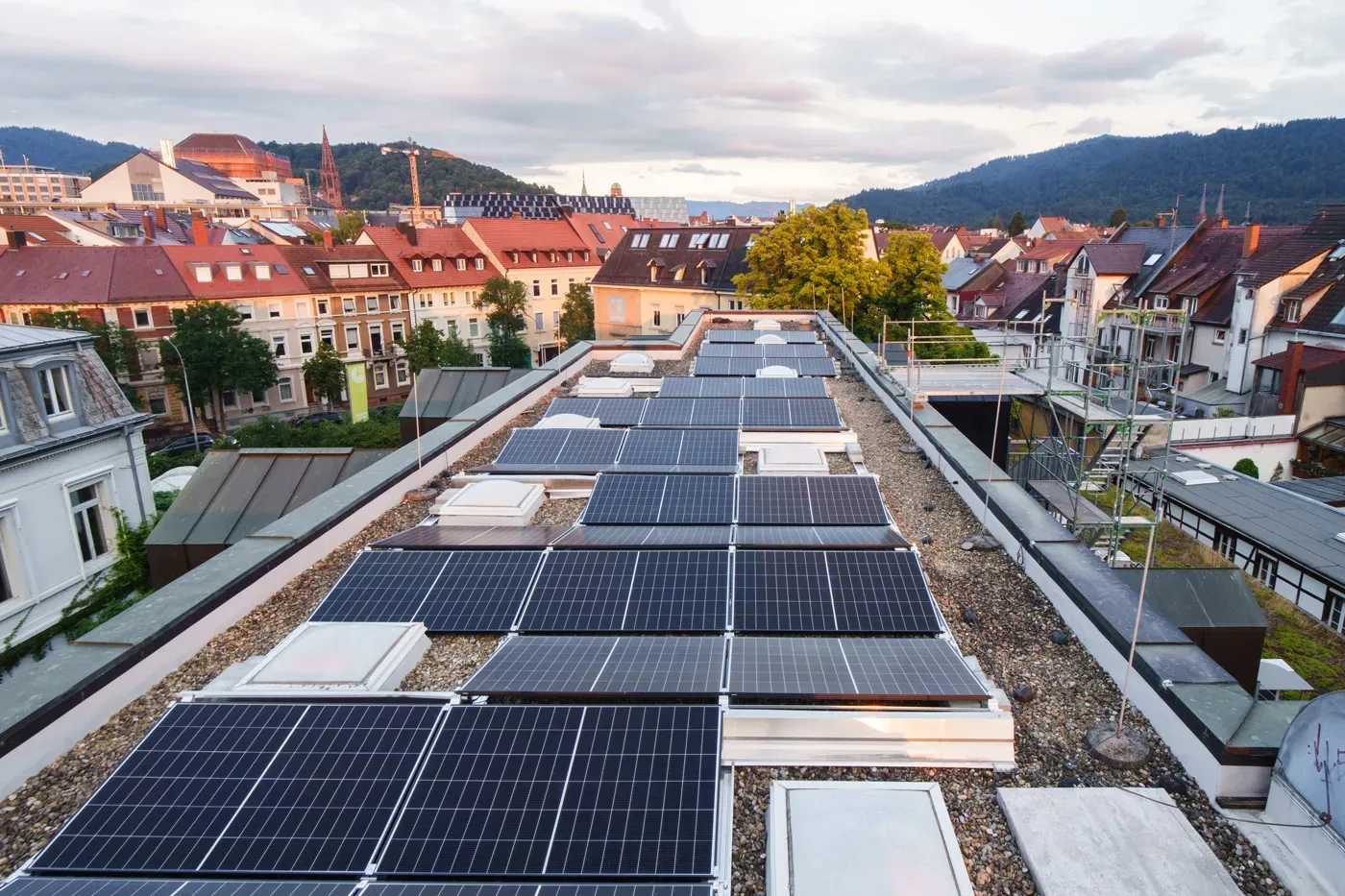 Fertige Photovoltaikanlage auf einem großen Dach in Freiburg