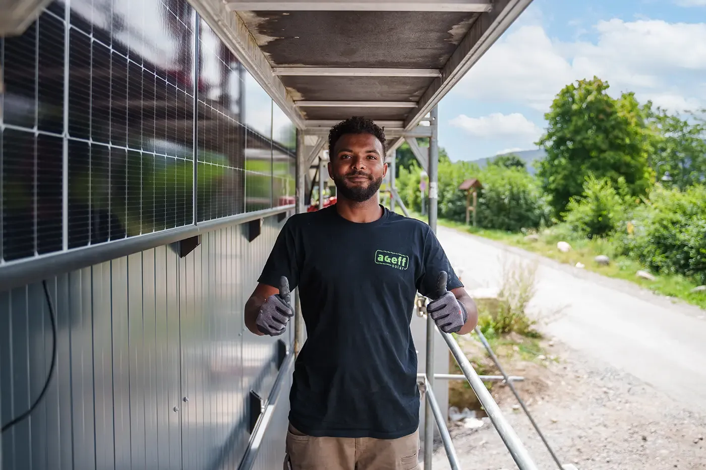 Mitarbeiter von AGEFF Solar bei einem Solarmontageprojekt
