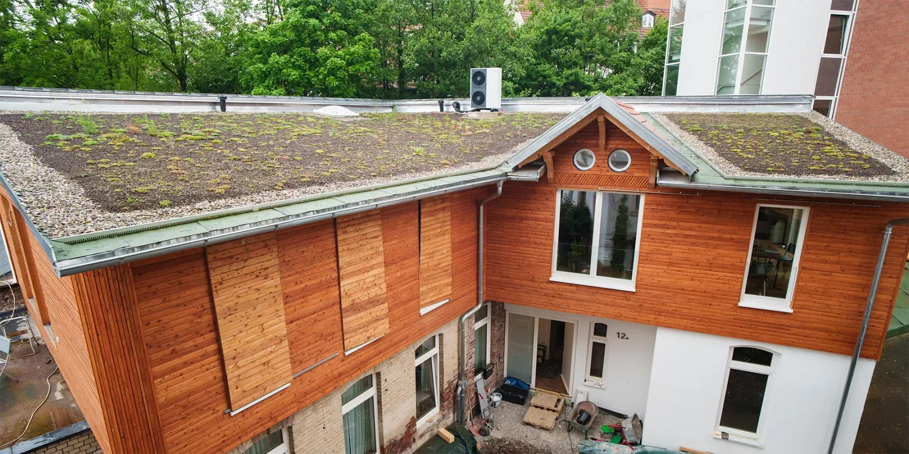 Holzfassade eines Takatukabau-Projekts in der Faulastraße